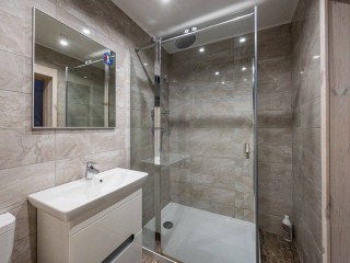 70be877ebe1353512f8b84b6406b691726f83ab9.jpg