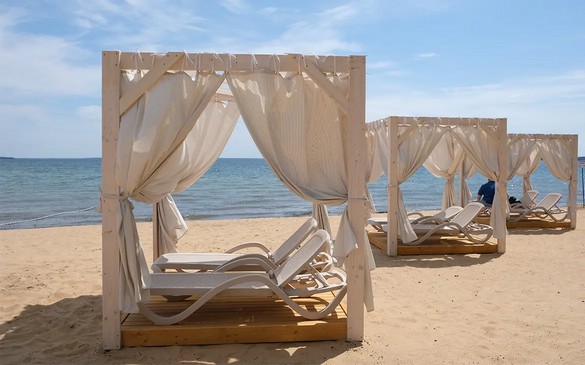 С собственным пляжем