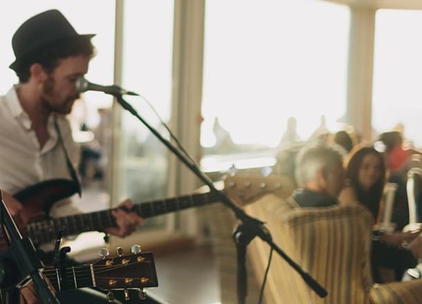 С живой музыкой